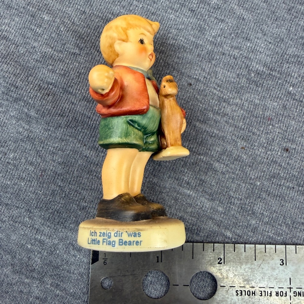Goebel "Ich zeig‎ dir was Little Flag Bearer" 2003 First Issue Hummel Figurine